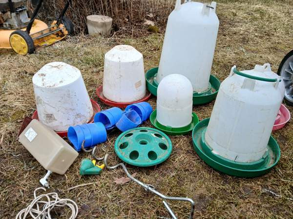 Kanojen ruokinta ja juoma astioita Harjavalta - valokuva 3