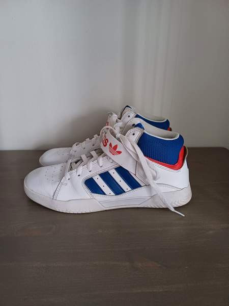 Adidas tennarit 42 2/3 Коккола - изображение 1