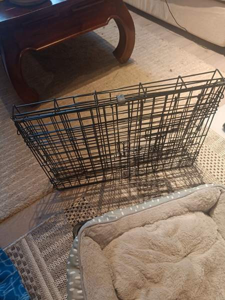 Kevytrakenteinen eläinhäkki esim koiralle ja pehmuste (61cmx43cmx51cm) Espoo - valokuva 3