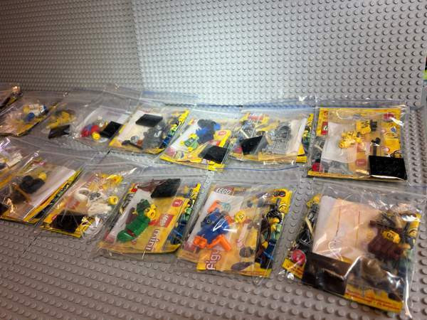 Lego Minifigure Series 1 , kaikki 16 minifiguuria , 8683 Lappajärvi - valokuva 1