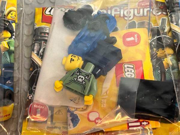 Lego Minifigure Series 1 , kaikki 16 minifiguuria , 8683 Lappajärvi - valokuva 8