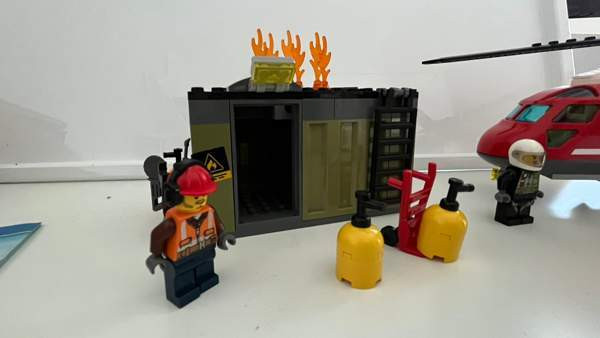 Lego Palokunnan ensivasteyksikkö 60108 (kaikki osat tallella) Helsinki – foto 3
