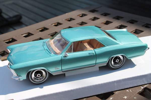 1965 Buick Riviera pienoismalli keräilyauto ovet aukeaa 20cm 1:24 metallinen Tampere – foto 4
