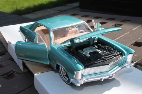1965 Buick Riviera pienoismalli keräilyauto ovet aukeaa 20cm 1:24 metallinen Tampere – foto 7