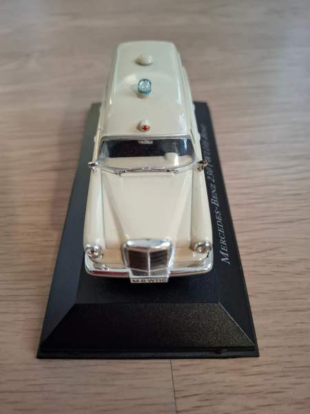 Mercedes-Benz 230 (W110) Binz 1:43 Hyvinkää - valokuva 3