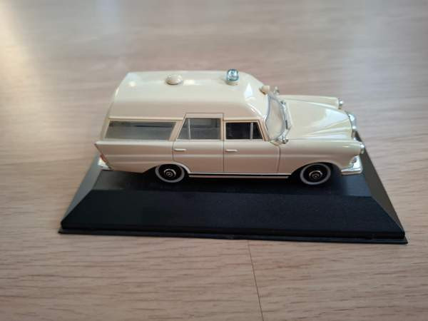 Mercedes-Benz 230 (W110) Binz 1:43 Hyvinkää - valokuva 2