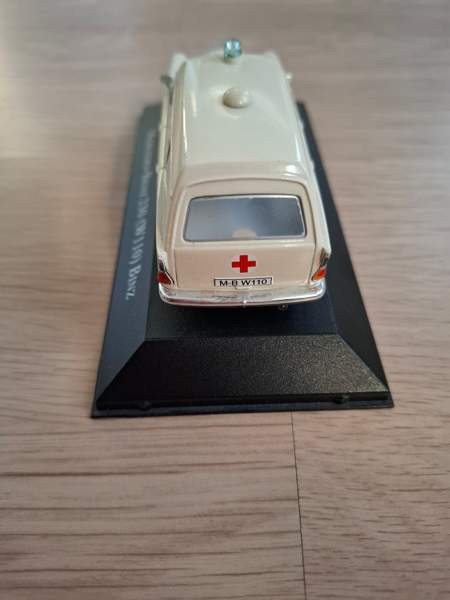 Mercedes-Benz 230 (W110) Binz 1:43 Hyvinkää - valokuva 4