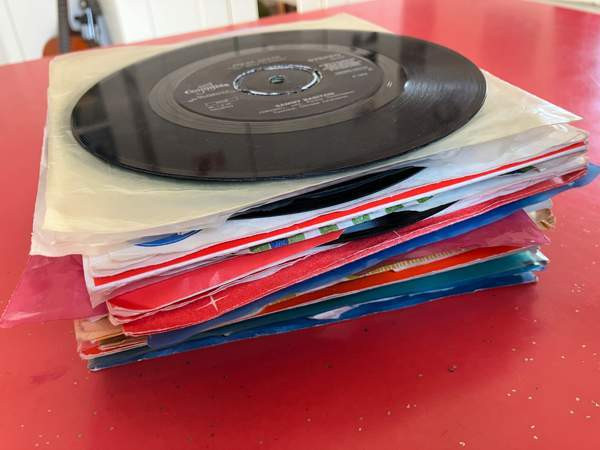 Laatikollinen vanhoja vinyylisinglejä Tampere - photo 2