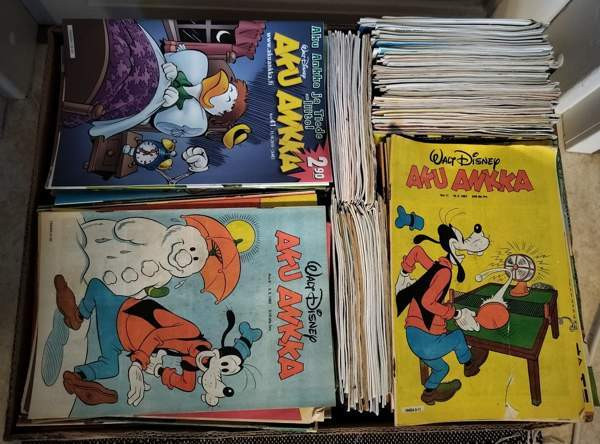 Banaanilaatikollinen Aku Ankka lehtiä Kotka - valokuva 2