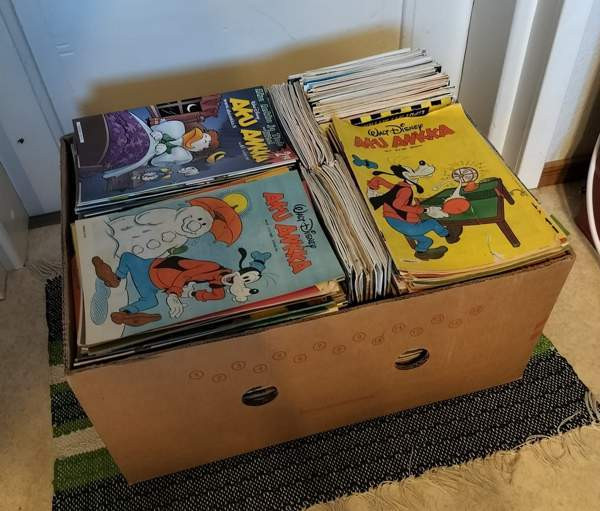 Banaanilaatikollinen Aku Ankka lehtiä Kotka - valokuva 1