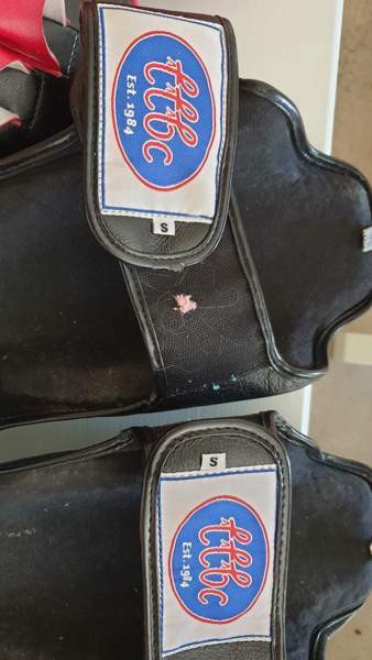 Käyttämättömät thai nyrkkeilyhanskat 10, säärisuojat s, pistarit Raasepori – foto 3