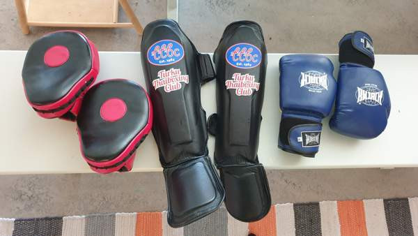 Käyttämättömät thai nyrkkeilyhanskat 10, säärisuojat s, pistarit Raasepori – foto 1