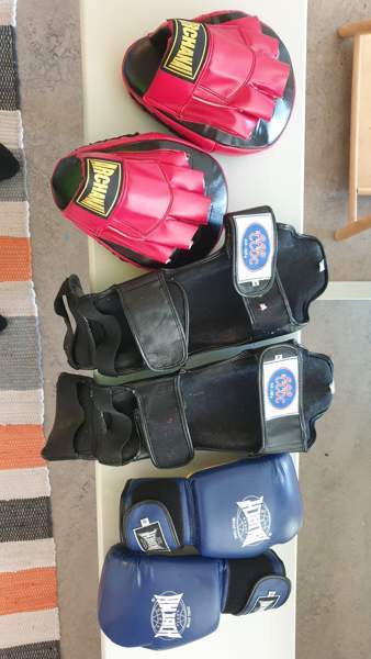 Käyttämättömät thai nyrkkeilyhanskat 10, säärisuojat s, pistarit Raasepori – foto 2