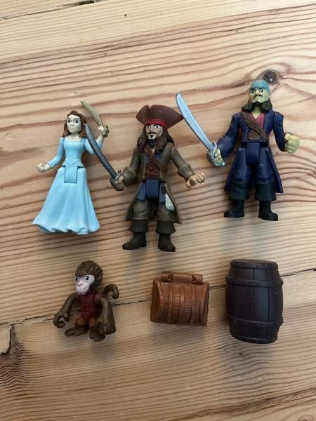 Pirates of the Caribbean laiva ja figuureita Helsinki - photo 2