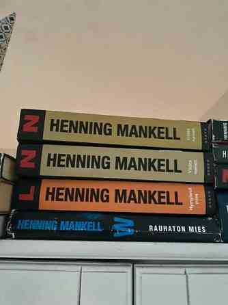 Henning Mankell kirjoja Jaervenpaeae