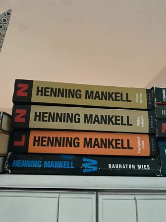 Henning Mankell kirjoja Jaervenpaeae – foto 2