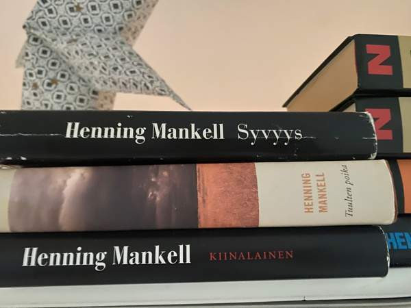 Henning Mankell kirjoja Jaervenpaeae – foto 3