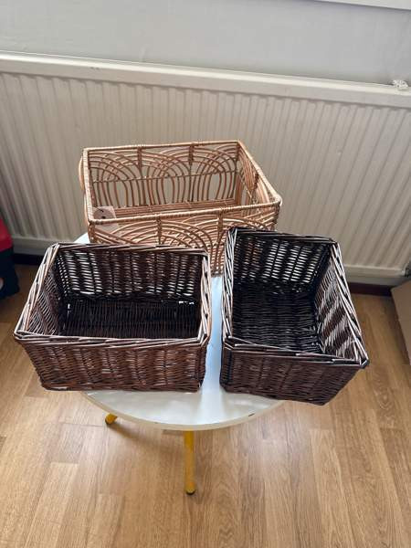 Indiska rottinkinen kori+ 2 muuta sekä muovisia koreja Хювинкяя - изображение 8