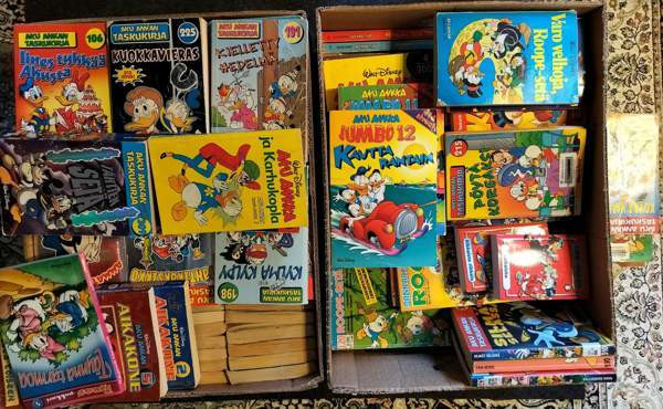 Kaksi banaanilaatikollista Aku Ankan taskukirjoja ja Roope-Setiä Kotka – foto 1