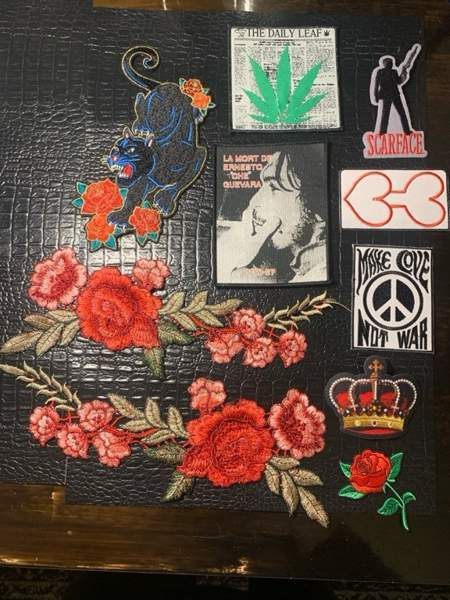 Sekalainen kasa hihamerkkejä / kangasmerkkejä Helsinki - valokuva 1