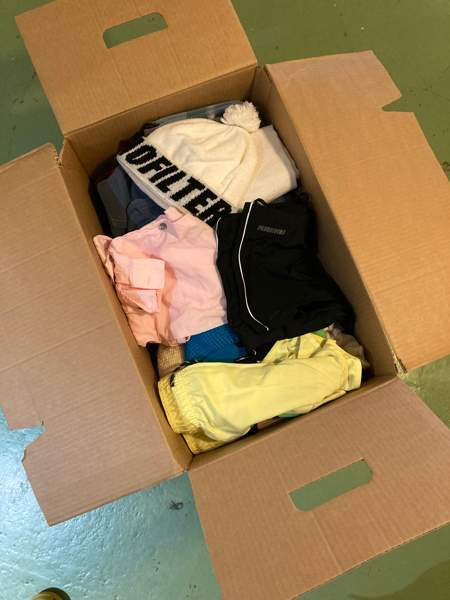 Vaatteita Teiniikäinen Muotitietoinen Parfyymi Helsinki - valokuva 1