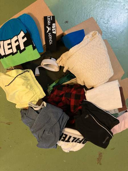 Vaatteita Teiniikäinen Muotitietoinen Parfyymi Helsinki - valokuva 3