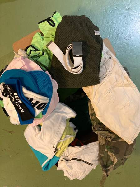 Vaatteita Teiniikäinen Muotitietoinen Parfyymi Helsinki - valokuva 2