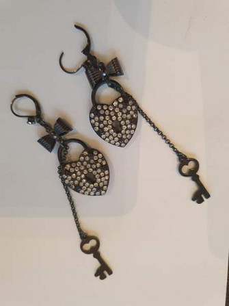 Betsey Johnson korvakorut Espoo - valokuva 1