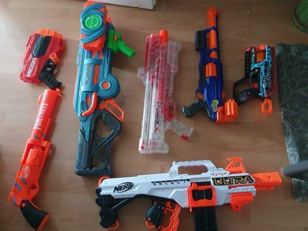 Kokoelma Nerf-aseita Helsinki - valokuva 1