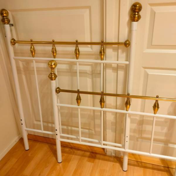 Kaksi rautasänkyä Turku - valokuva 1