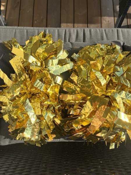 Kultaiset huiskat / Pompomit Oulu - photo 1