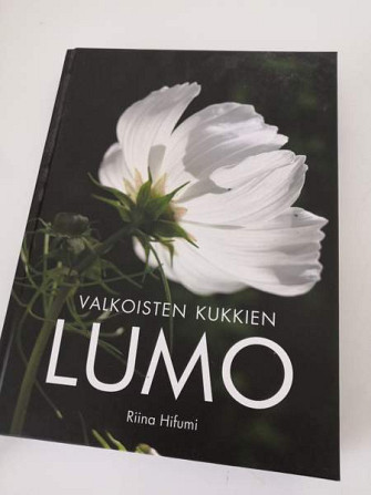 Valkoisten kukkien lumo kirja Jyvaeskylae – foto 1