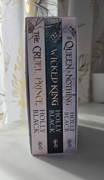 Myydään Folk of Air kirjasetti Tampere - photo 1