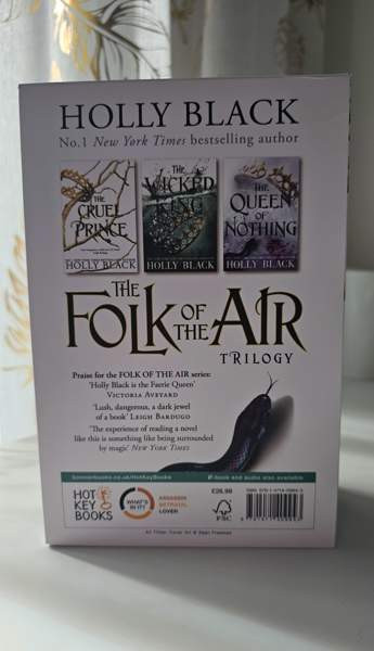 Myydään Folk of Air kirjasetti Tampere - photo 3