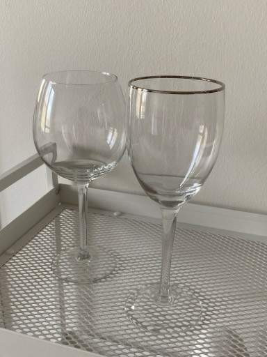 Kaksi isoa viinilasia/jalkalasia Rovaniemi - valokuva 2