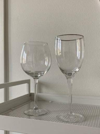 Kaksi isoa viinilasia/jalkalasia Rovaniemi - valokuva 1