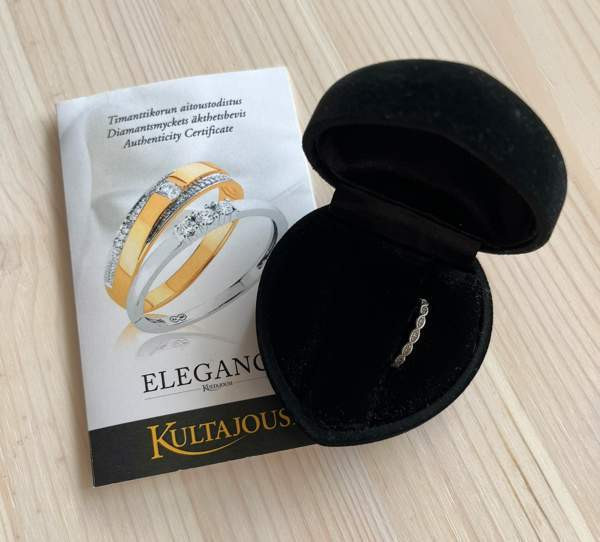 Valkokultainen timanttisormus Tampere - valokuva 1