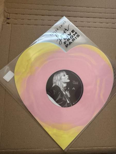 Taylor Swift -Lover live from Paris Сало - изображение 1