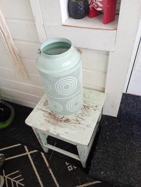 Vanha jakkara ja iso lyhty Kaarina - valokuva 1