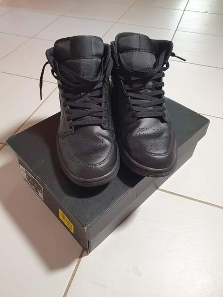 Air Jordan 1 triple black 44 Leppävirta - valokuva 1