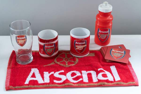 Arsenal mukit, tuoppi, pyyhe, lasinaluset, juomapullo Helsinki - valokuva 1