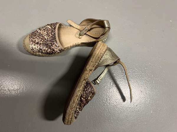 Kesäkengät nahka, paljetit vaihtaa väriä . Helsinki - изображение 2