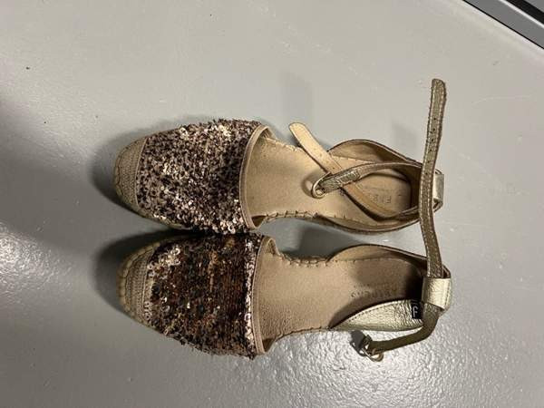 Kesäkengät nahka, paljetit vaihtaa väriä . Helsinki - изображение 1