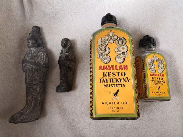Mustepullo ja sen pentu, kaksi 10 tai 4000 vuotta vanhaa egyptiläispatsasta Rauma - valokuva 1