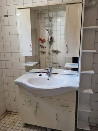 Kylpyhuoneen allaskaappi altaalla ja peili sivukaapeilla. Porvoo - valokuva 2