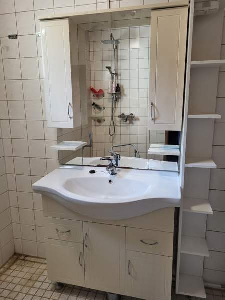 Kylpyhuoneen allaskaappi altaalla ja peili sivukaapeilla. Porvoo – foto 2