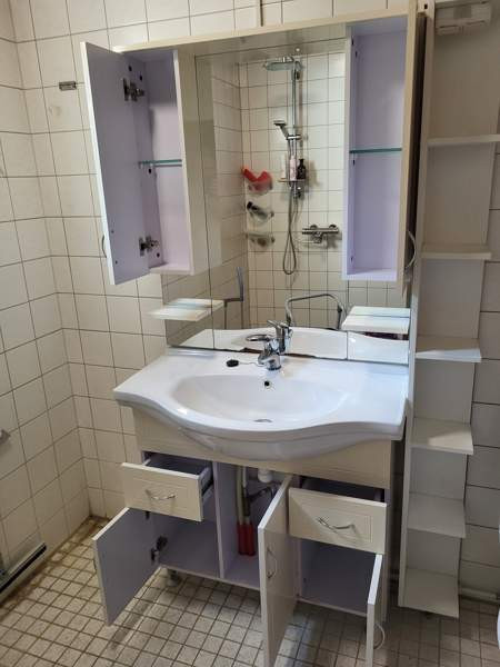 Kylpyhuoneen allaskaappi altaalla ja peili sivukaapeilla. Porvoo – foto 1