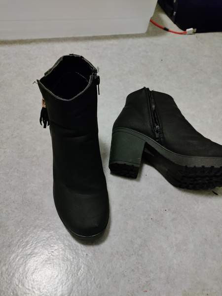 Mustat vetoketjulliset korkokengät Kuopio – foto 1