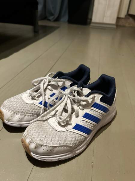 Sisäpelitossut / lenkkarit Adidas koko 33 Лохья - изображение 1
