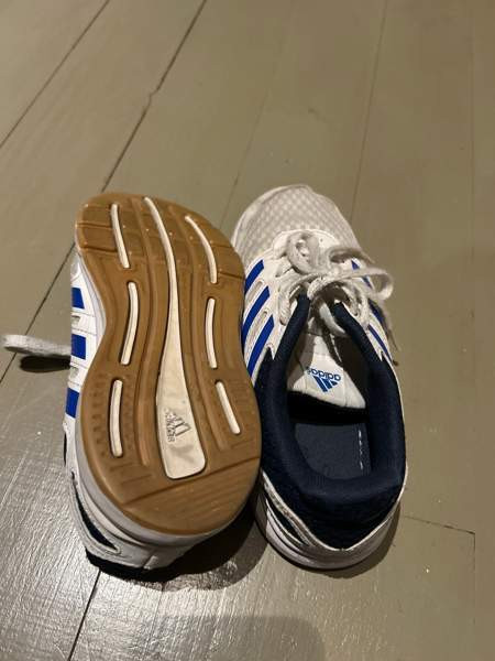 Sisäpelitossut / lenkkarit Adidas koko 33 Лохья - изображение 2
